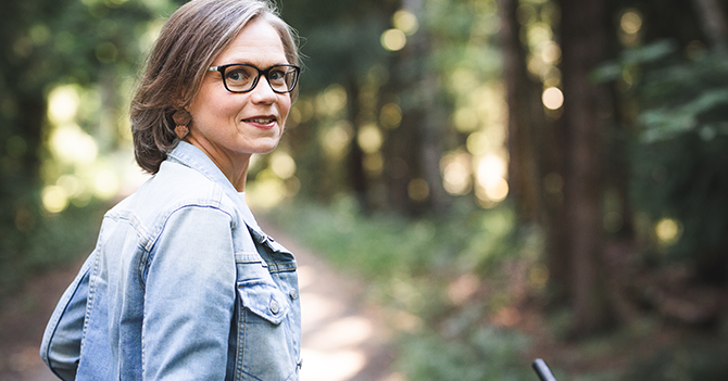 Kansanedustaja Tiina Elo, taustalla metsää